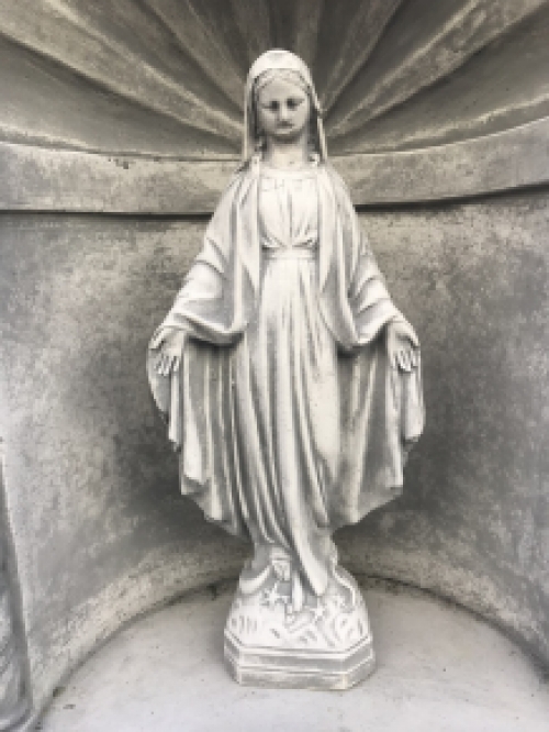 Marienstatue in einer Kapelle, zum Beten, Marienkapelle