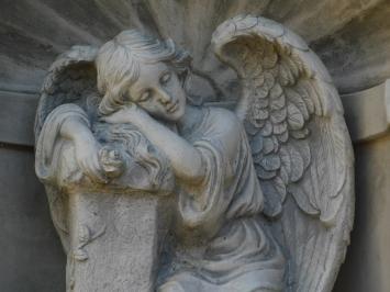 Klassische Kapelle mit ruhendem Engel – 65 cm – Grau/Weiß – Stein