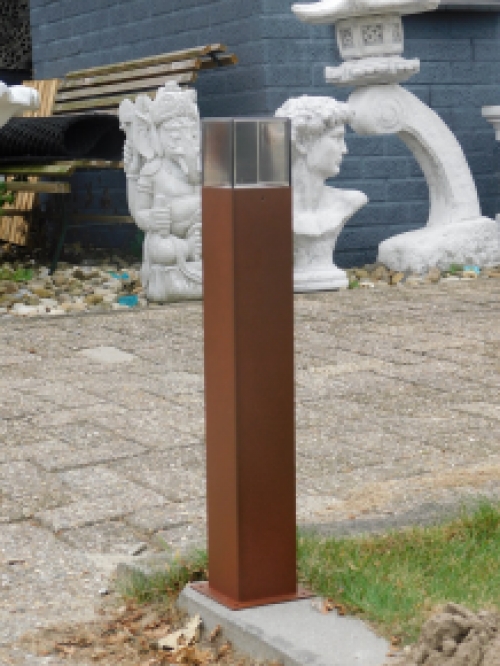 Roest kleurige / zwarte staande buitenlamp, lantaarn, smoked glas, 60cm, aluminium.