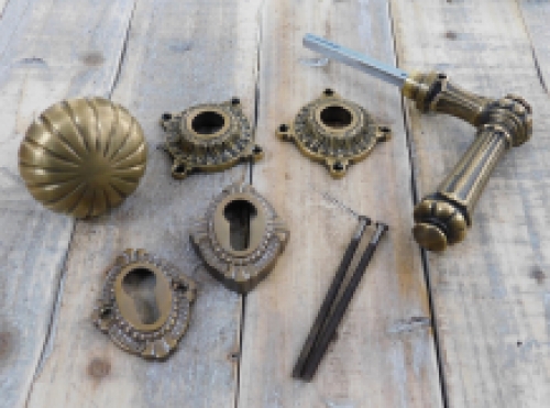 Antiek deurbeslag messing met veiligheidsvbevestiging, deurbeslag voor de huisdeur.