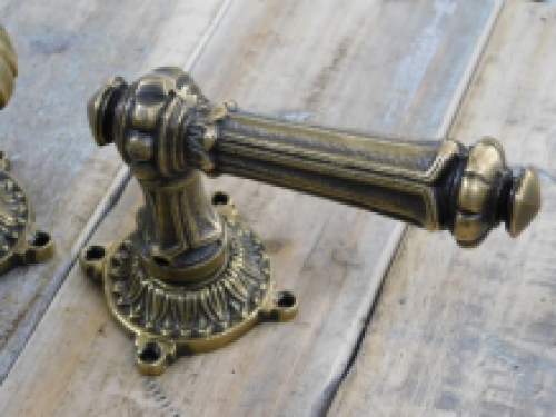 Antiek deurbeslag messing met veiligheidsvbevestiging, deurbeslag voor de huisdeur.