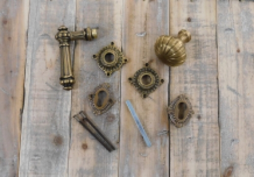 Antiek deurbeslag messing met veiligheidsvbevestiging, deurbeslag voor de huisdeur.