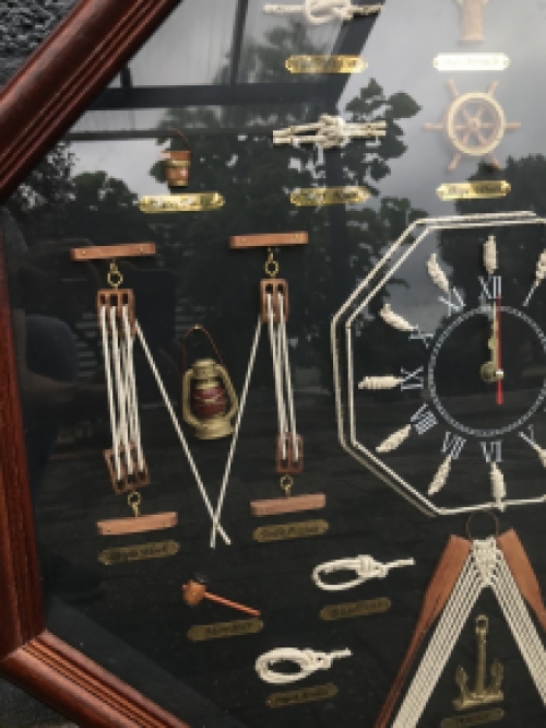 Een mooie tentoonstelling van maritieme knopen in een vitrine, met hierin een klok!