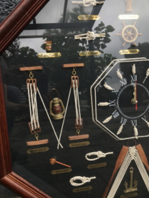 Eine schöne Ausstellung von maritimen Knoten in einer Vitrine, mit einer Uhr darin!