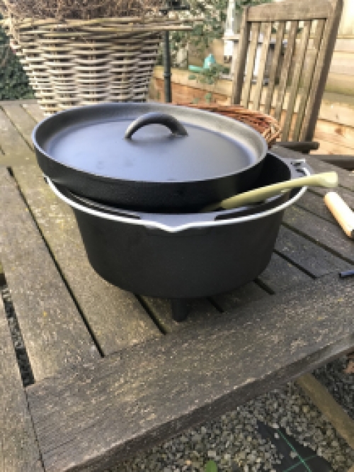 1 fire pot, iron, capacity 4 liters