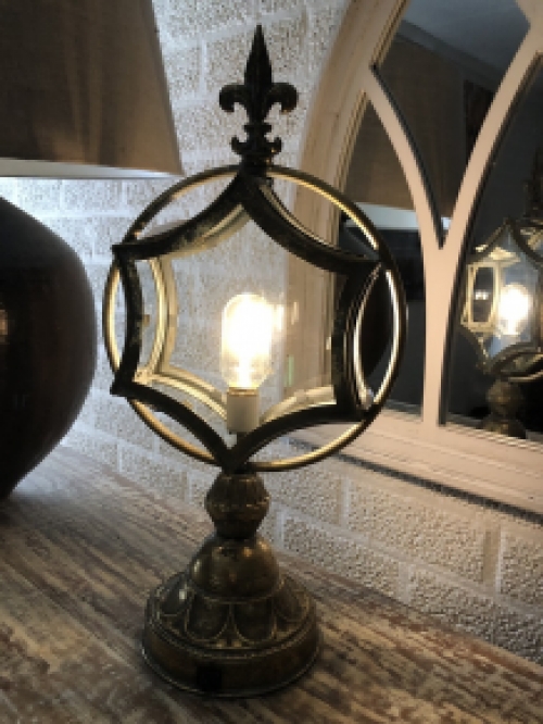 Beautiful table lamp star shape classic metal copper look.