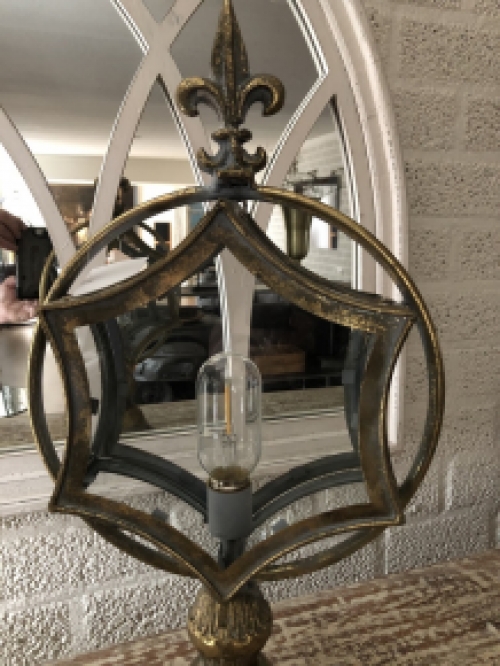 Beautiful table lamp star shape classic metal copper look.