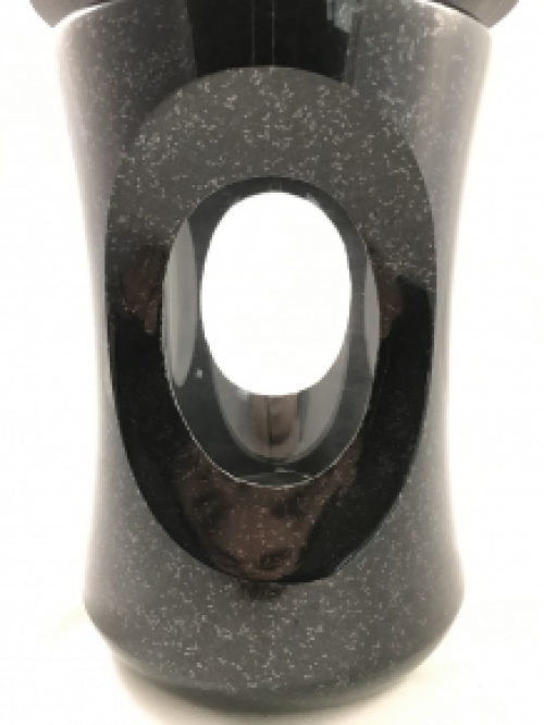 Eine Grablaterne / Grablampe, ganz aus Granit, schöne Form