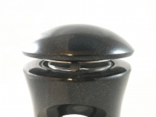 Eine Grablaterne / Grablampe, ganz aus Granit gefertigt