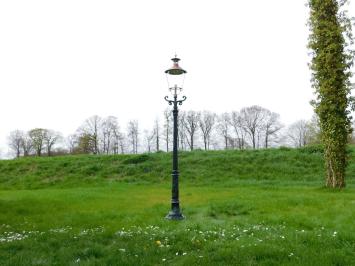 Gartenlaterne schwarz, Mast aus Gusseisen, mit Kupferen Schirm, klassische Außenlampe