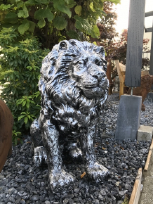 Beautiful statue of a lion, polystone, silver-gray, beautiful in detail!