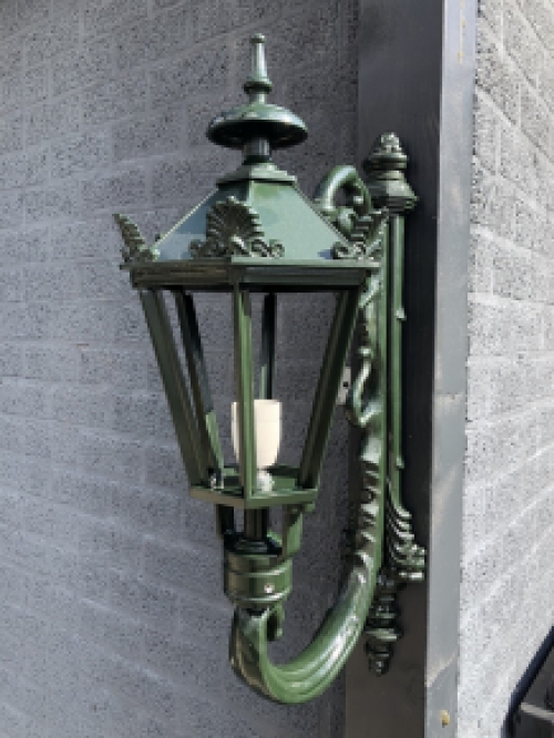 Beautiful rustic outdoor lamp Maastricht, dark green