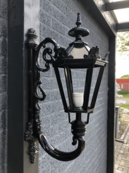 Wand buitenlamp Madrid 80, Alu gegoten met Lampenfitting en Glas.