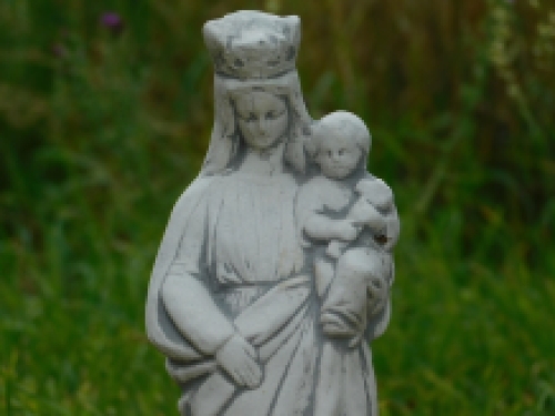 Maria met kind in de arm, vol steen, grijs