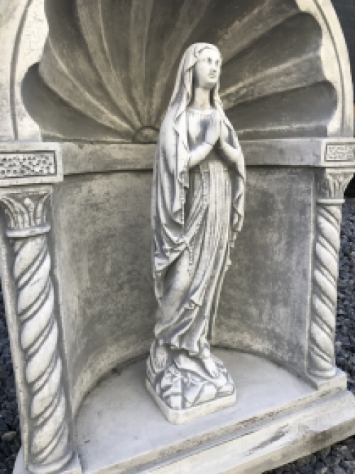 Marienstatue, betend, in einer Kapelle, Maria Lourdes, MarienkapelleMarienstatue, betend, in einer Kapelle, Maria Lourdes, Marienkapelle