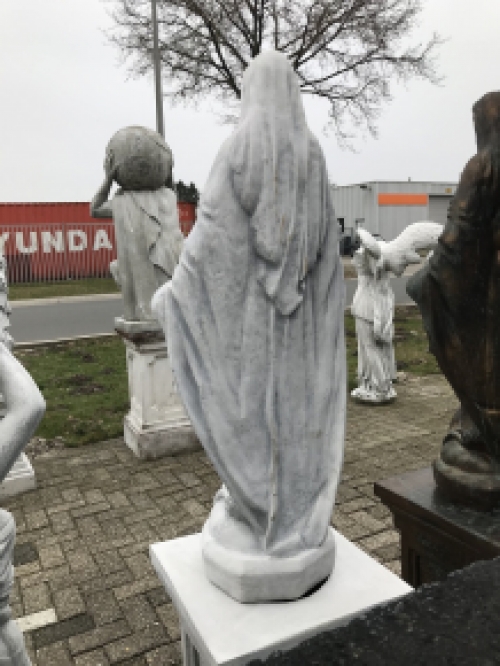 Maria op een sokkel, tuinbeeld Maria, stenen beeld, groot