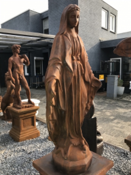 Maria auf einem Sockel - Oxidoberfläche, Gartenstatue Maria groß auf Sockel