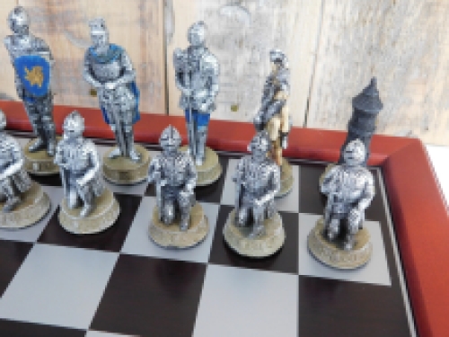 Een schaakspel met als thema: ''MEDIEVAL KNIGHTS'', fraaie schaakstukken als middeleeuwse ridders