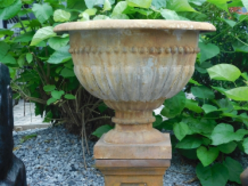 Last 2: Robust Garden Vase - Vintage Look - Metal