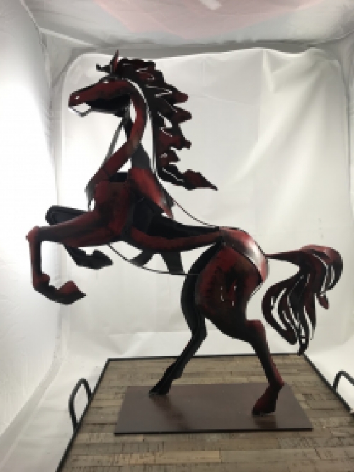 Een geweldig beeld van een paard, mooi in kleur, een metalen kunstwerk!