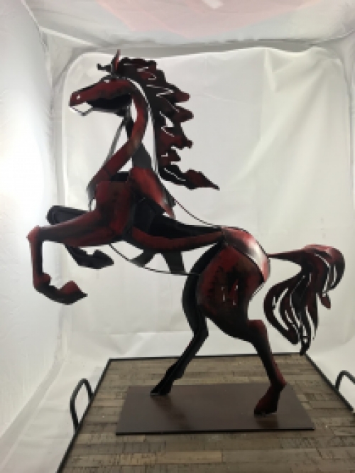 Een geweldig beeld van een paard, mooi in kleur, een metalen kunstwerk!