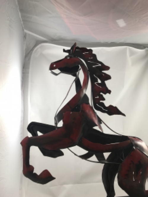 Een geweldig beeld van een paard, mooi in kleur, een metalen kunstwerk!