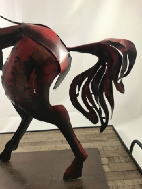 Een geweldig beeld van een paard, mooi in kleur, een metalen kunstwerk!