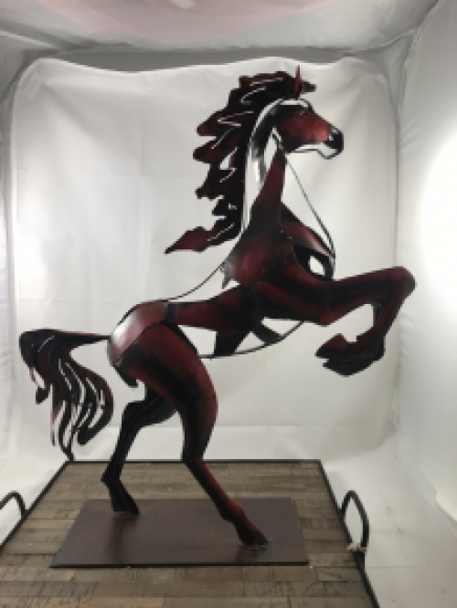 Een geweldig beeld van een paard, mooi in kleur, een metalen kunstwerk!
