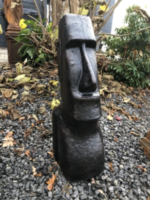 MOAI XXL, groot stenen beeld, van de paaseilanden, donker bruin