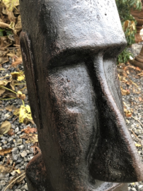 MOAI XXL, groot stenen beeld, van de paaseilanden, donker bruin