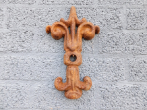 Wall anchor, cast iron, butterfly shape