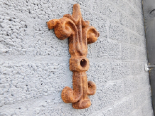 Wall anchor, cast iron, butterfly shape