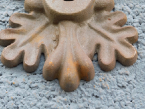 Wandanker aus Gusseisen in Form eines Eichenblatts.