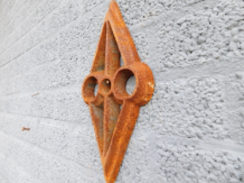 Wall anchor, cast iron, diamond eye shape