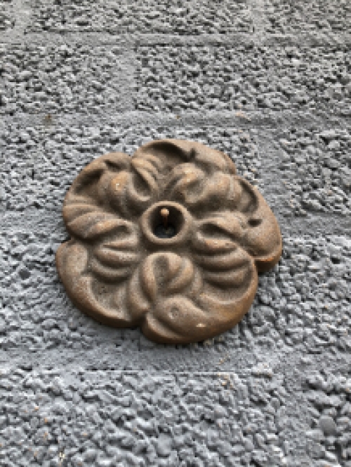 Wall anchor, cast iron-rust-rose motif