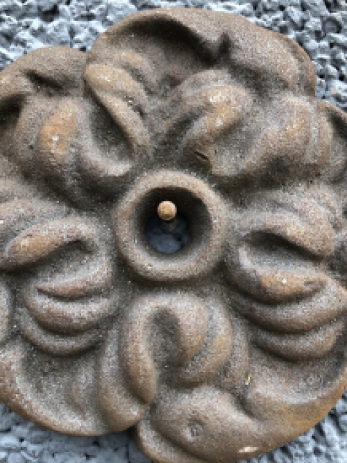 Wall anchor, cast iron-rust-rose motif