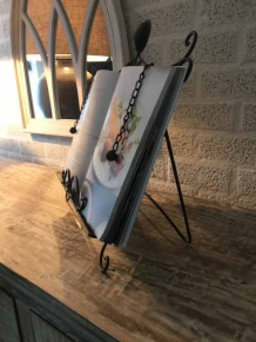A stand / holder for pieces of music, menus, books, etc