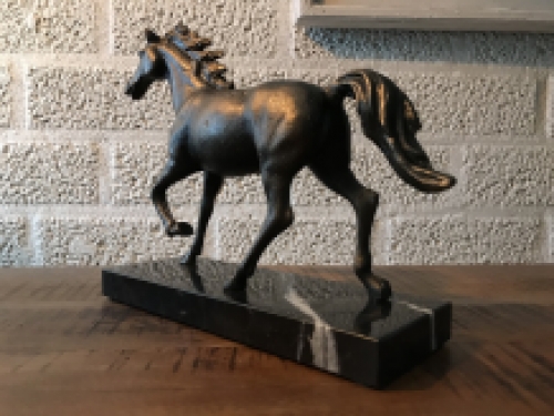 1 horse sculpture , solid cast iron, bronze -look