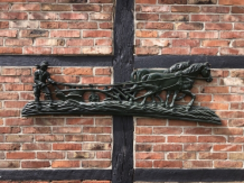 Wanddecoratie XXL , aluminium groen haardplaat boer met paard en ploeg.