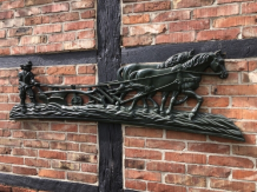 Wanddecoratie XXL , aluminium groen haardplaat boer met paard en ploeg.