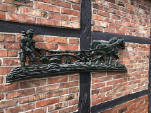 Wanddecoratie XXL , aluminium groen haardplaat boer met paard en ploeg.
