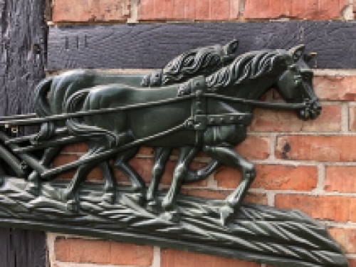 Wanddecoratie XXL , aluminium groen haardplaat boer met paard en ploeg.