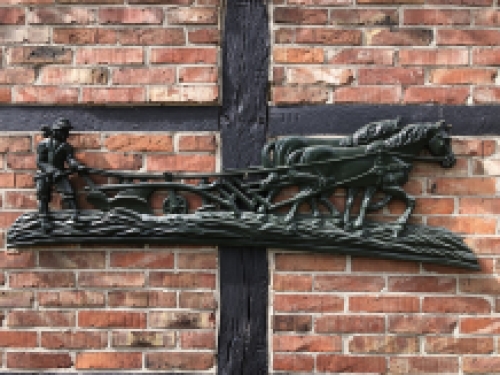 Wanddecoratie XXL , aluminium groen haardplaat boer met paard en ploeg.