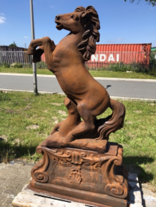 Steigerend paard, groot massief gegoten steen op XXL sokkel oxide, prachtig !!