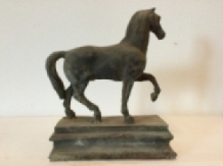 Prachtige sculptuur van een paard, zwaar gietijzeren beeld!!