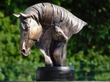 Pferdestatue aus Polystone – bronzefarben