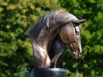 Pferdestatue aus Polystone – bronzefarben