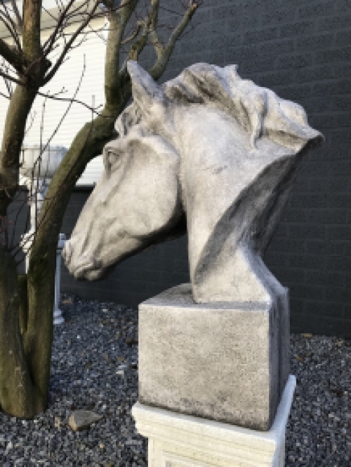 Gedetailleerd paardenhoofd gemaakt van polyresin, groot paardenhoofd, tuinbeeld