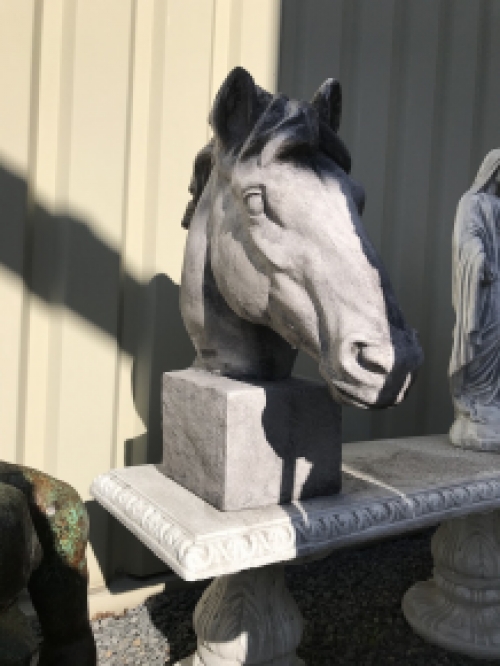 Gedetailleerd paardenhoofd gemaakt van polyresin, groot paardenhoofd, tuinbeeld