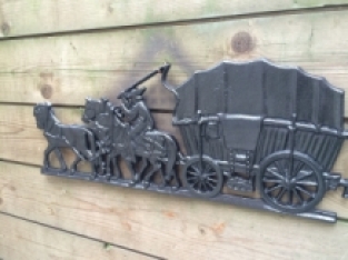 Wanddekoration, gusseiserne Kaminplatte Bauernpferd mit Wagen, Farbe schwarz